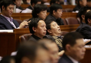 Illustration for article titled Chinese Politicians Ordered To Stop Playing With Their Phones